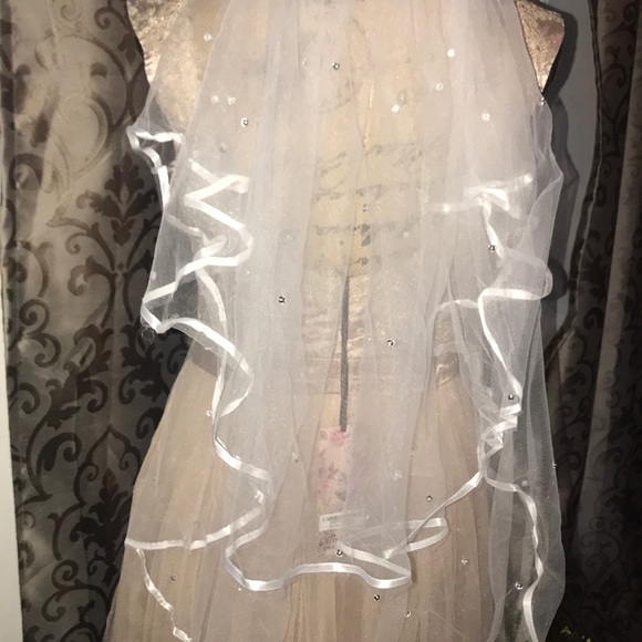 Beautiful 2T embellished with pearls veil - Picture 8 of 8